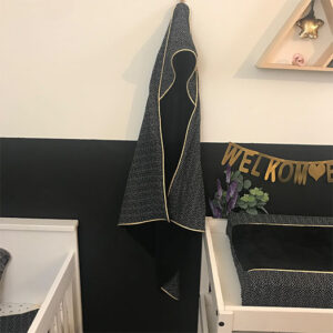 Een Echte Musthave In Je Babyuitzet: De Omslagdoek 2 Wikkeldoek Omslagdoek Mini Dots Wit Teddy Zwart Goud Monsjes